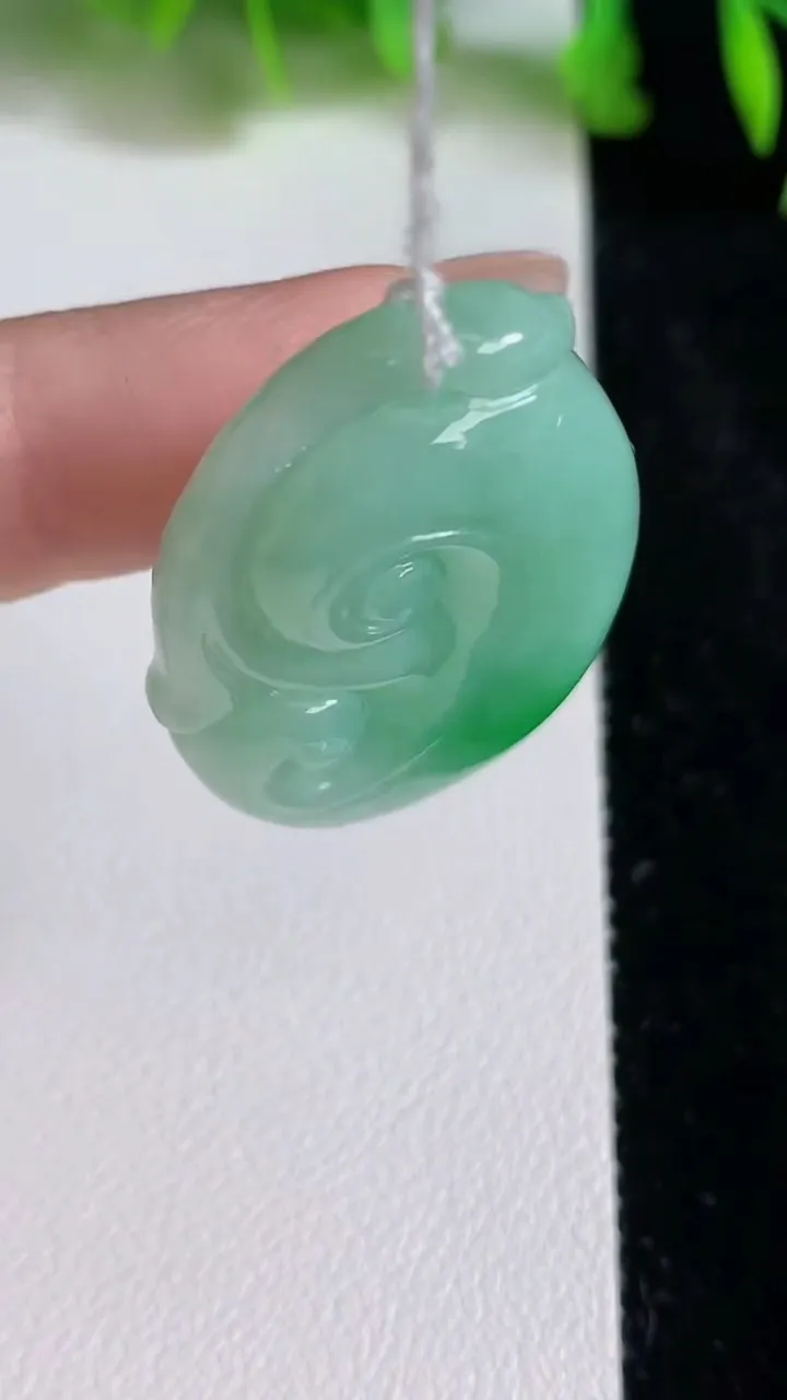天然A货翡翠如意吊坠，尺寸35.7-23.3-6.7，重量:12.00g
6月24日