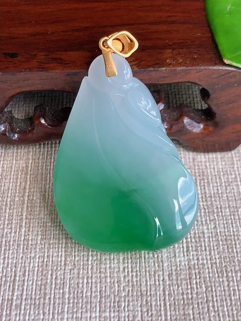天然A货翡翠18K金扣头飘绿松鼠吊坠尺寸37.5×26.3×11.7m量21.36g 0622