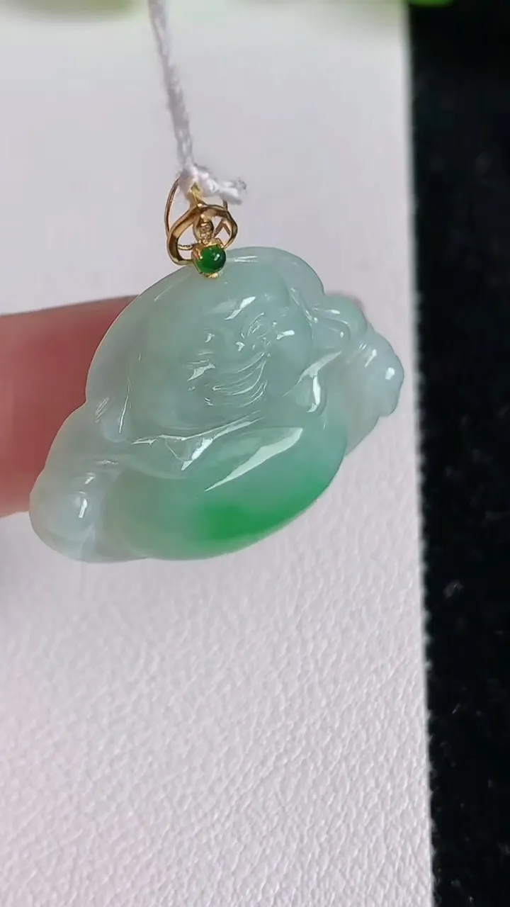 天然A货翡翠佛公吊坠，尺寸23.4-27.8-5.6，重量:5.67g
6月24日