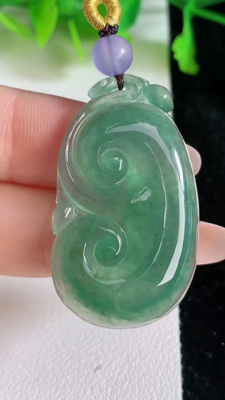 天然A货翡翠如意吊坠，尺寸39-23-6，重:9.47g
6月24日