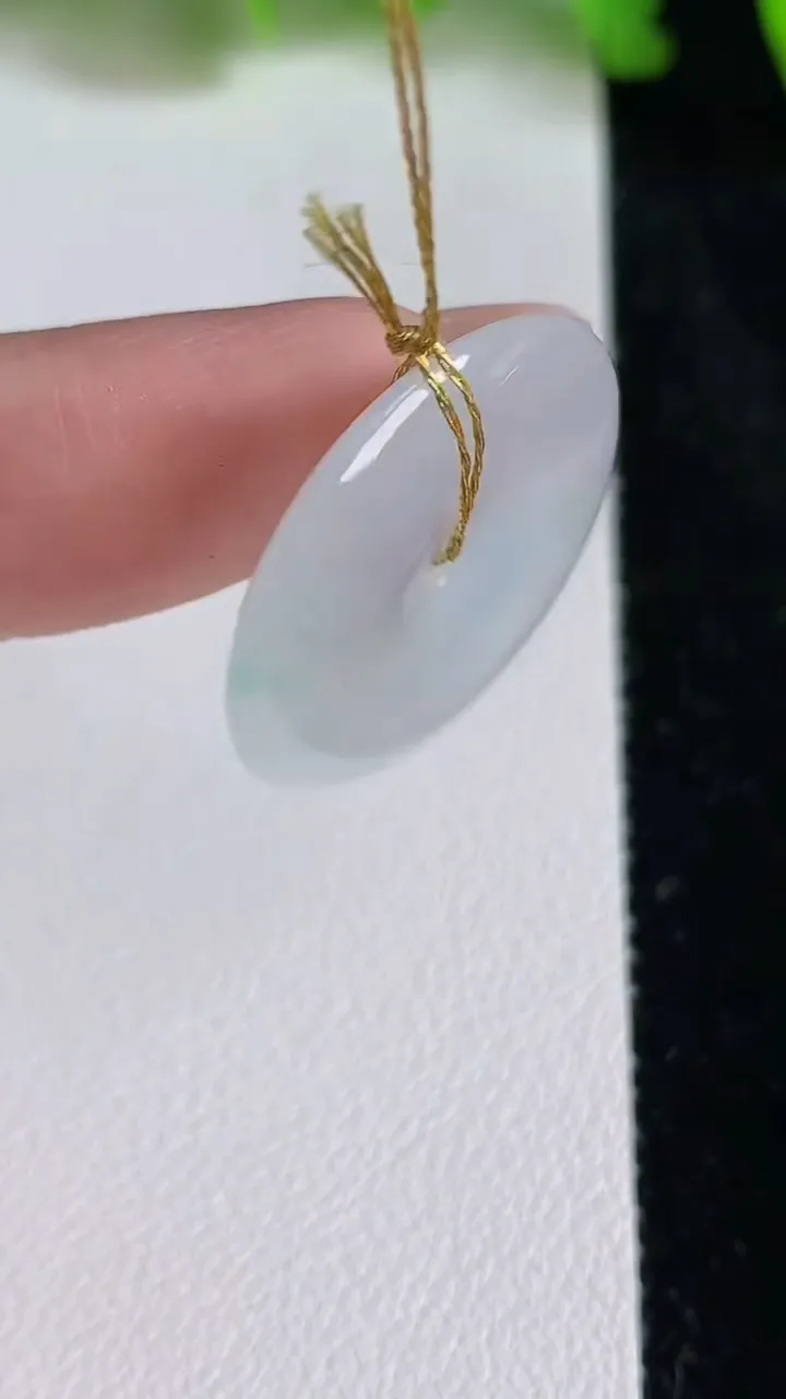 天然A货翡翠平安扣吊坠，尺寸23.8-4，重量:4.70g
6月24日