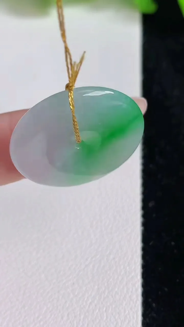 天然A货翡翠平安扣吊坠，尺寸24-3.6，重量:4.75g
6月24日