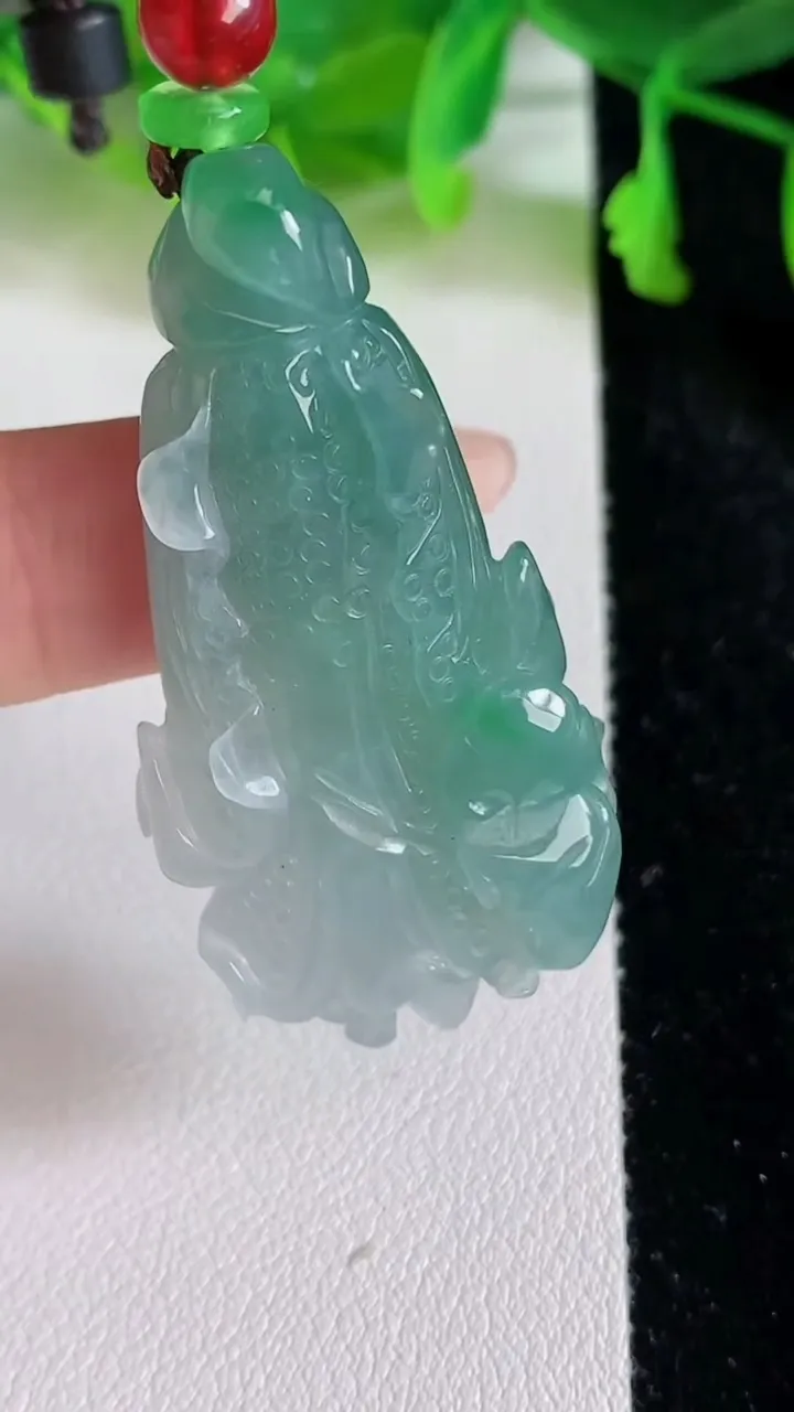 天然A货翡翠白菜吊坠，尺寸45.8-23.8-8.8，重:14.57g
6月24日