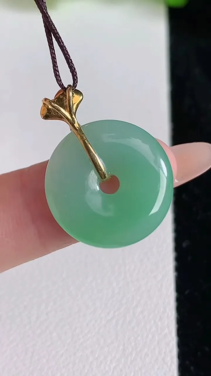 天然A货翡翠平安扣吊坠，尺寸17.3-3.6，重量:2.70g
6月24日