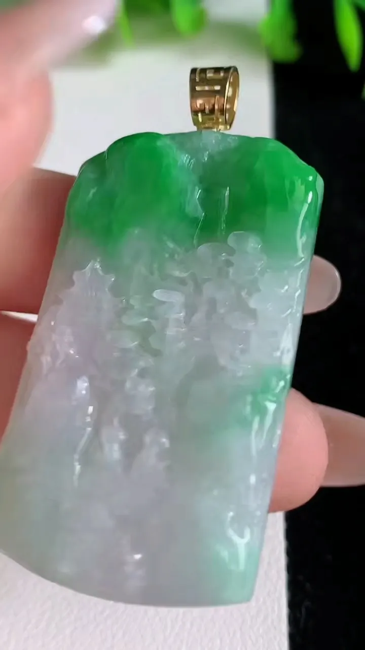 天然A货翡翠山水牌吊坠，尺寸45.7-26.3-5.8，重量:19.15g
6月24日