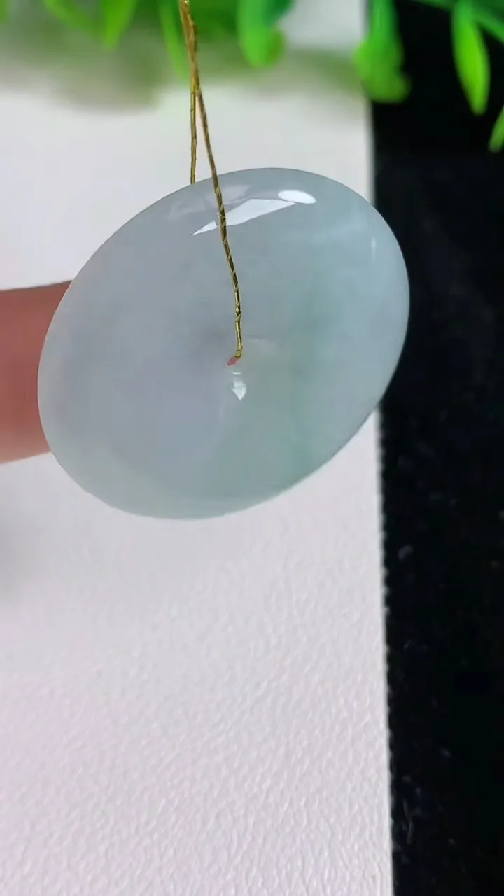 天然A货翡翠平安扣吊坠，尺寸32-5.6，重量:12.51g
6月24日