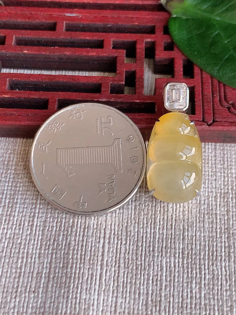 天然A货翡翠18K金伴黄翡四季豆福豆平安豆吊坠尺寸25.7×19×11.3×8.7m量3.62g 0622