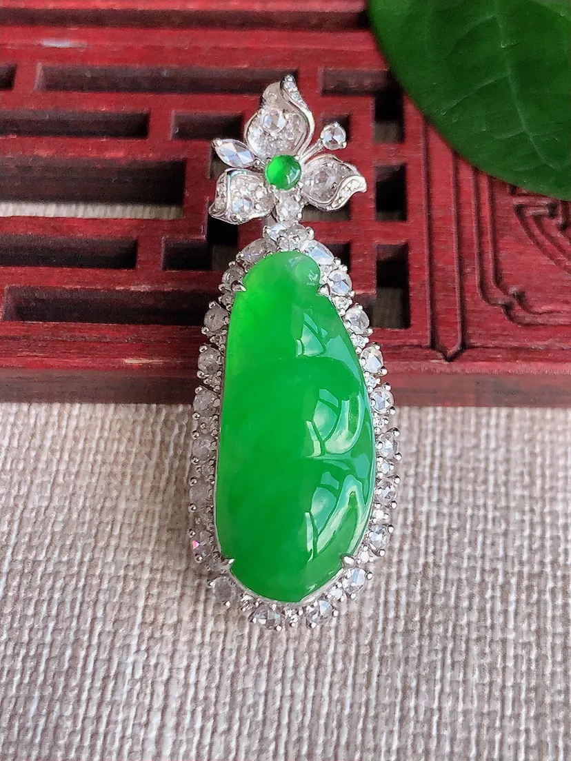 天然A货翡翠18K金伴阳绿四季豆福豆平安豆吊坠尺寸30.6×14.4×11裸石23.5×10.3m量