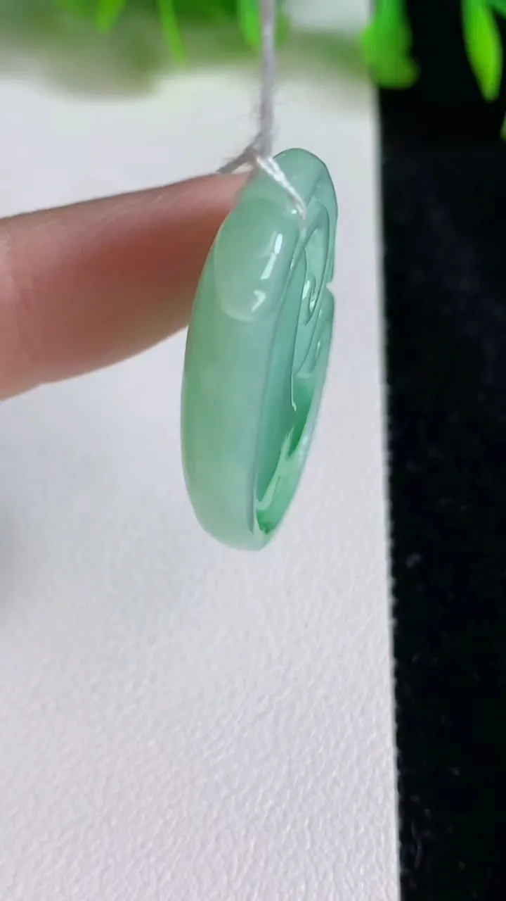 天然A货翡翠如意吊坠，尺寸35.7-23.3-6.7，重量:12.00g
6月24日