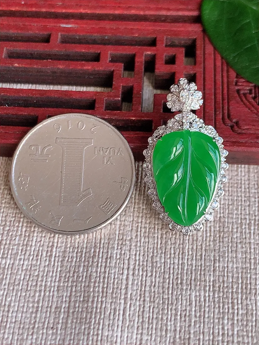天然A货翡翠18K金伴阳绿叶子金枝玉叶吊坠尺寸30.3×16×9裸石17.7×12.3m量4.30g 0622