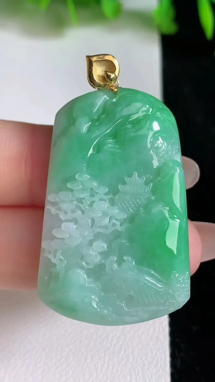 天然A货翡翠山水牌吊坠，尺寸39.8-25.6-6，重量:14.40g
6月24日