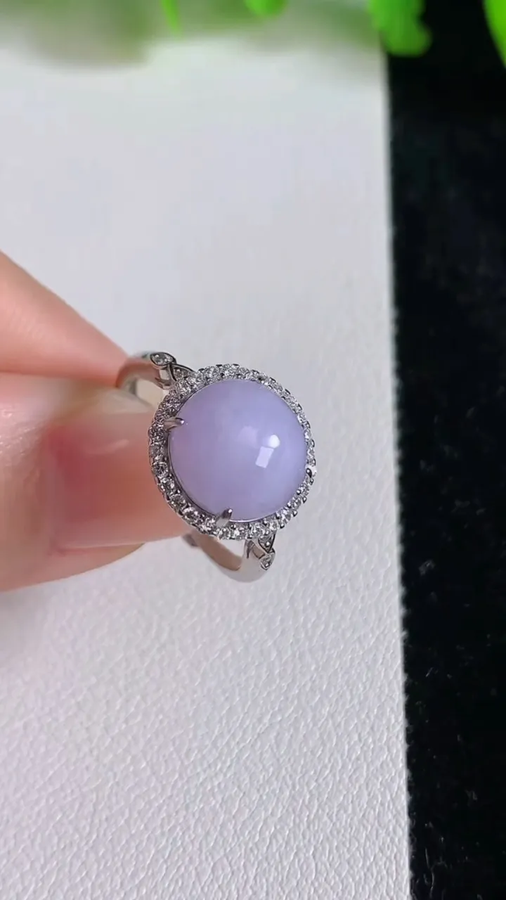 天然A货翡翠925银紫罗兰蛋面戒指，尺寸9@3-10，重量:3.12g2025年6月24日
工厂直销收藏佳品,种好水足，色泽均匀，有种有色，上手高大气！