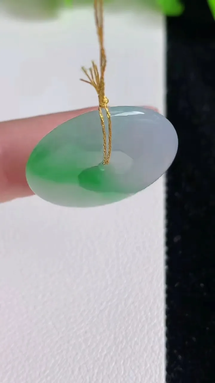 天然A货翡翠平安扣吊坠，尺寸24-3.6，重量:4.75g
6月24日