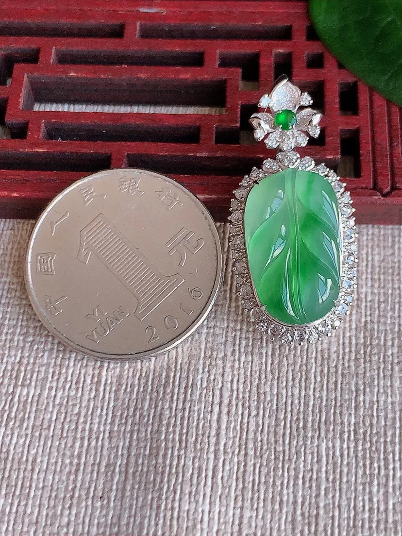 天然A货翡翠18K金伴飘绿叶子金枝玉叶吊坠尺寸33.3×15.4×8.5裸石18.3×11m量4.72g 0622