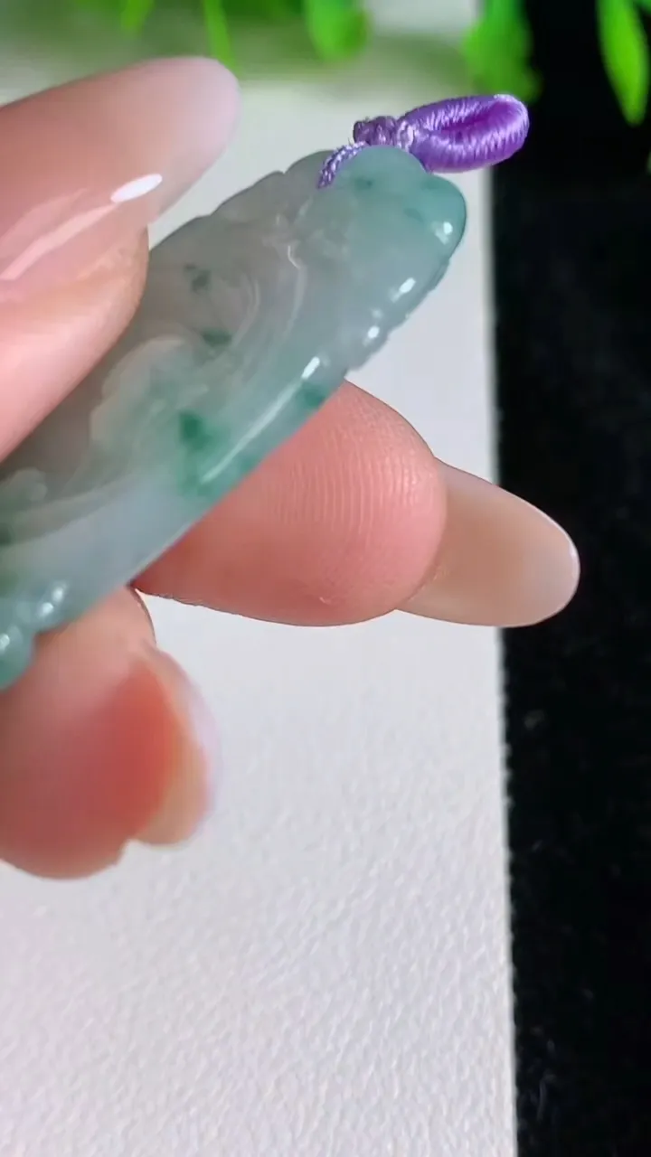 天然A货翡翠如意吊坠，尺寸50.2-24.2-5.6，重量:13.43g
6月24日