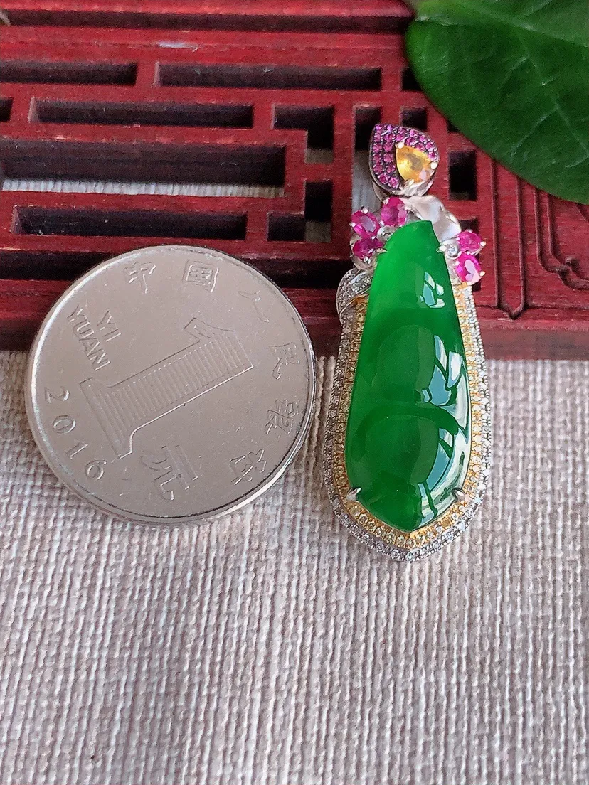天然A货翡翠18K金伴满绿四季豆福豆平安豆吊坠尺寸38.3×13.7×7.2裸石26×10m量6.48g 0622