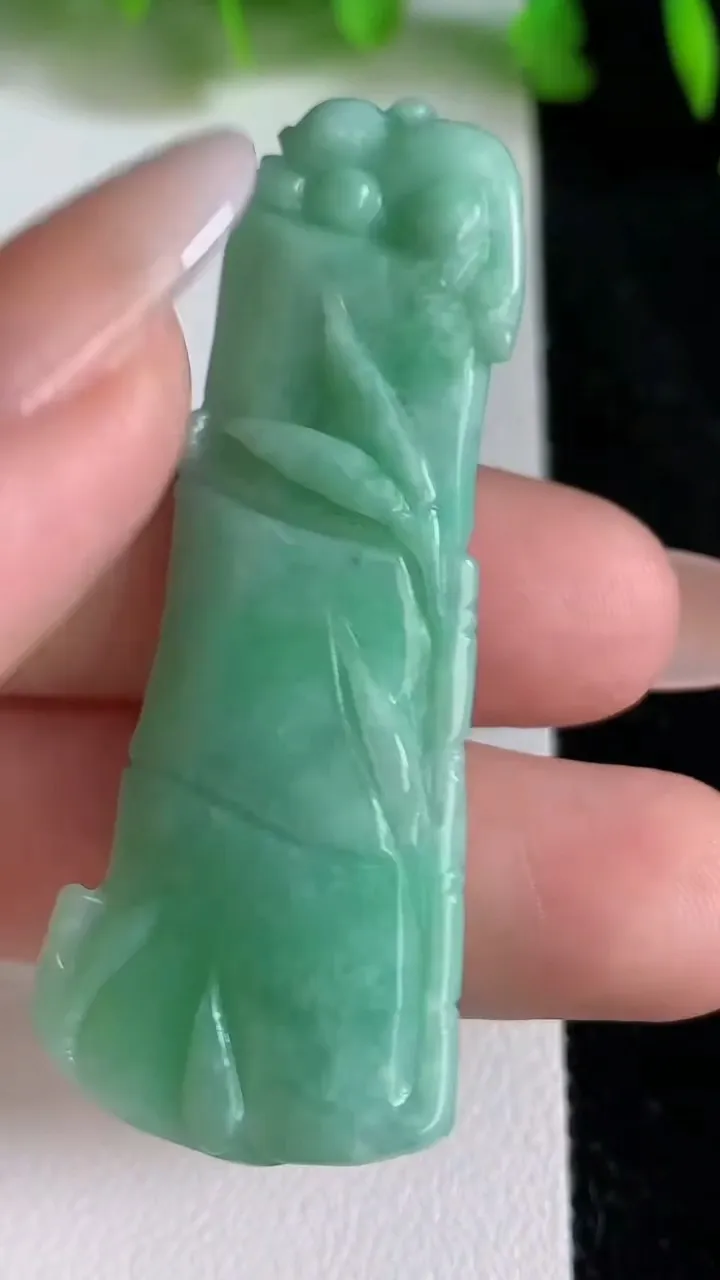天然A货翡翠节节高升 竹节吊坠，尺寸52.4-21-7，重量:13.54g
6月24日