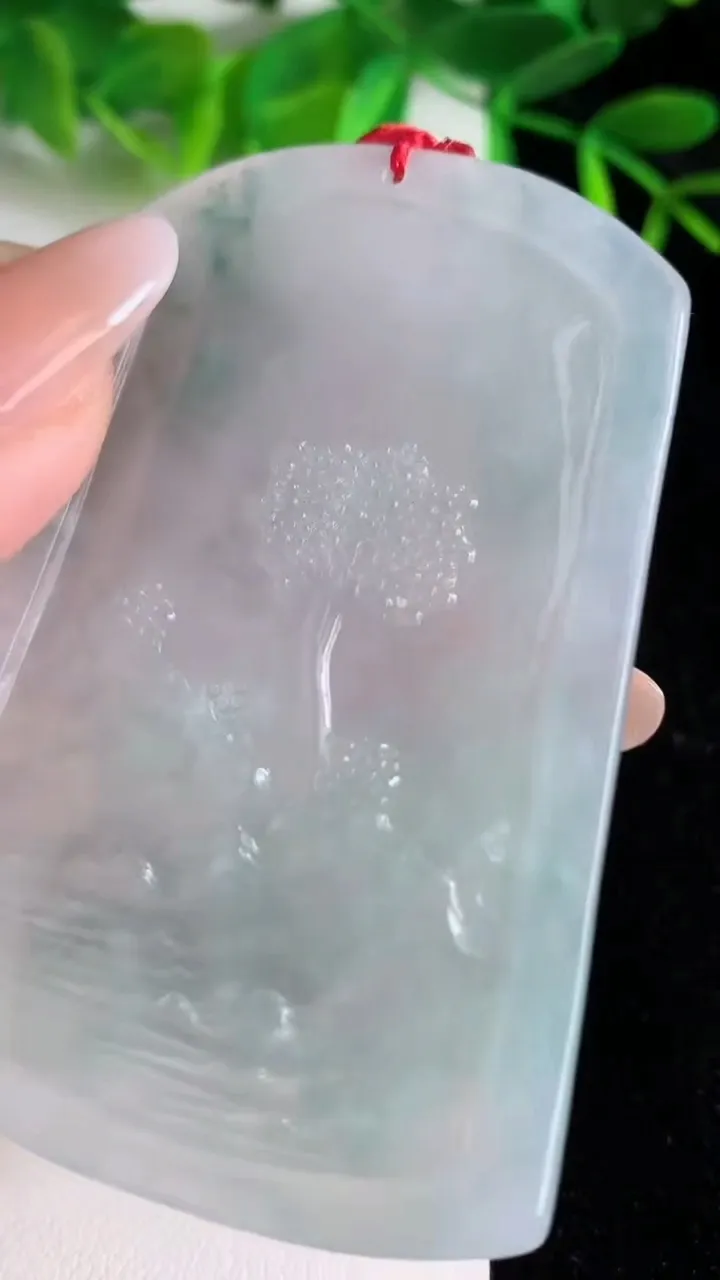 天然A货翡翠牌吊坠，尺寸68-47.2-6.3，重量:44.61g
6月24日