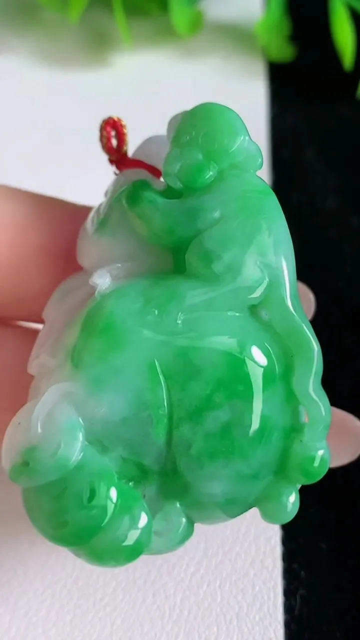 天然A货翡翠生肖猴吊坠，尺寸46.5-33-17，重量:37.00g
6月24日