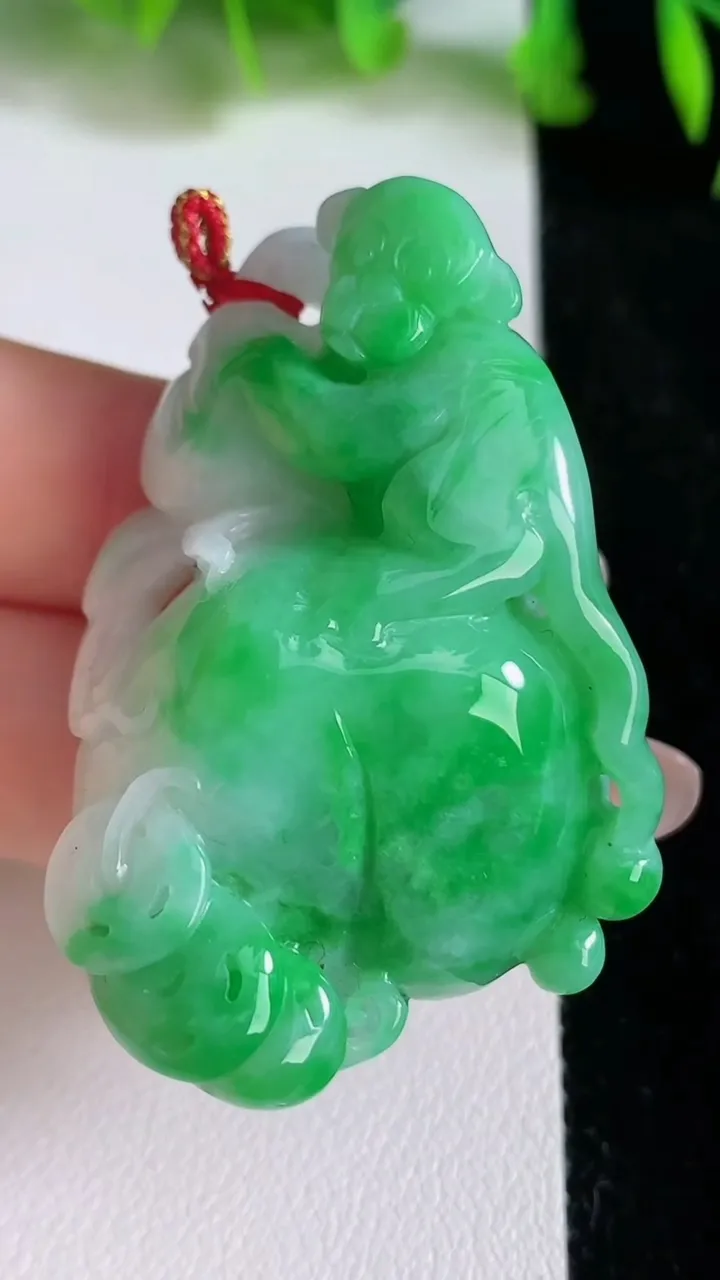 天然A货翡翠生肖猴吊坠，尺寸46.5-33-17，重量:37.00g
6月24日