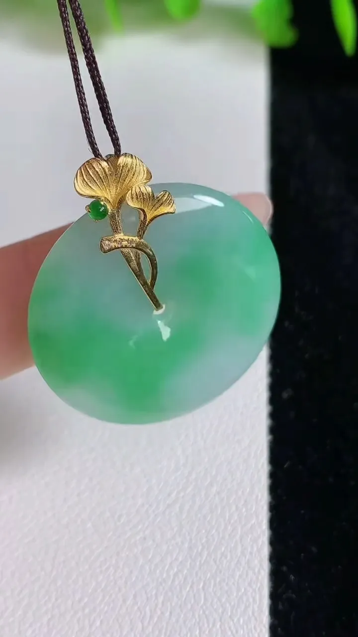 天然A货翡翠平安扣吊坠，尺寸28.5-4.2，重量:8.06g
6月24日