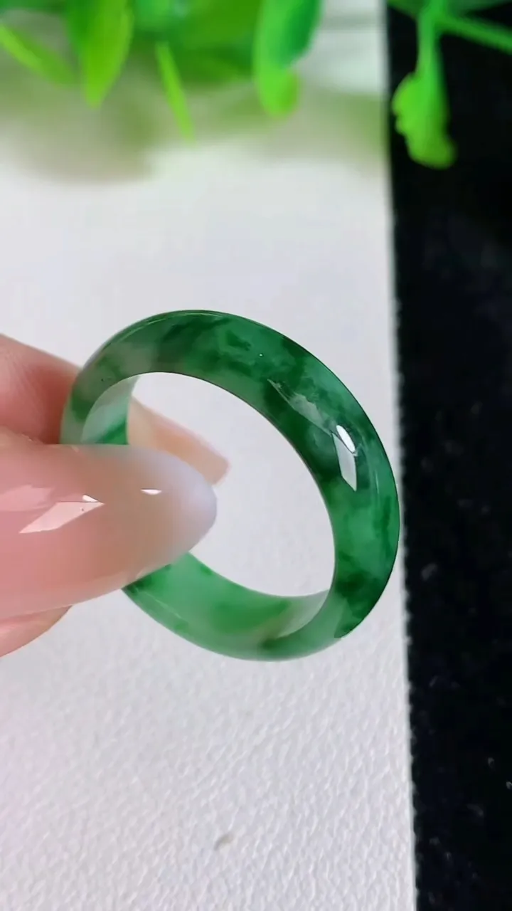 天然A货翡翠指环戒指，尺寸19.6-6.5-3.5，重:3.35g2025年6月24日
工厂直销收藏佳品,种好水足，色泽均匀，有种有色，上手高大气！