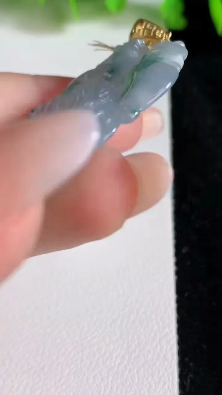 天然A货翡翠种紫罗兰飘花凤凰吊坠，尺寸50.3-24.4-4.3，重量:11.51g
6月24日
