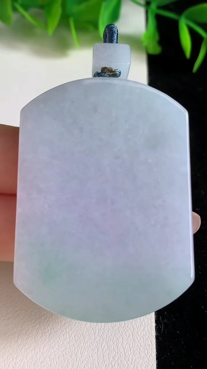 天然A货翡翠春带彩紫罗兰无事牌吊坠，尺寸51.2-37.8-6，重量:35.21g
6月24日