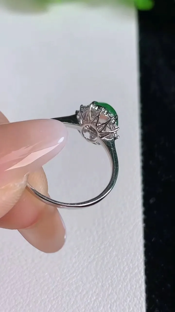 天然A货翡翠蛋面戒指，尺寸18-7，重量:1.54g2025年6月24日
工厂直销收藏佳品,种好水足，色泽均匀，有种有色，上手高大气！