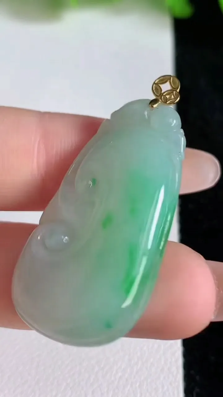 天然A货翡翠如意吊坠，尺寸35.3-20-4.6，重量:7.24g
6月24日
