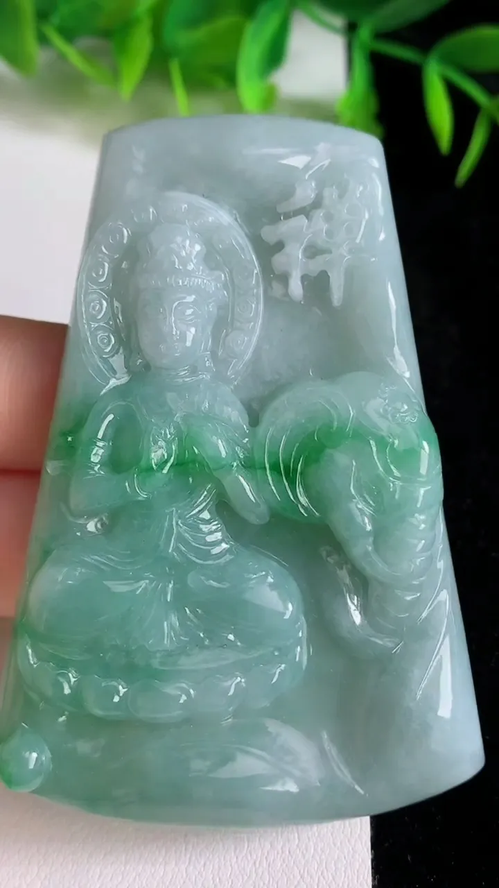 天然A货翡翠普贤菩萨吊坠，尺寸68.7-47.2-6.7，重量:43.22g
6月24日