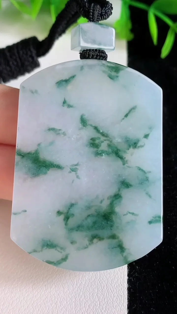 天然A货翡翠飘花无事牌吊坠，尺寸53.4-38.6-5.7，重量:40.00g
6月24日