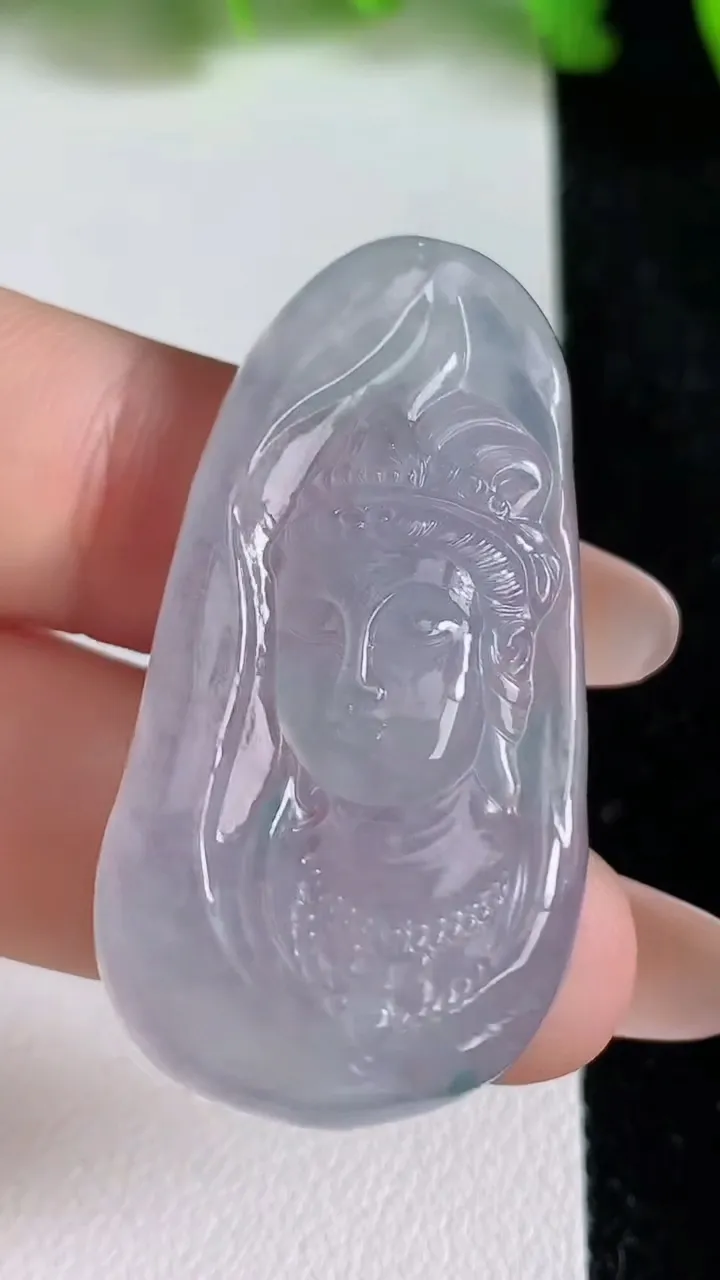 天然A货翡翠冰种飘花观音头吊坠，尺寸41.5-22-5.4，重量:10.21g
6月24日