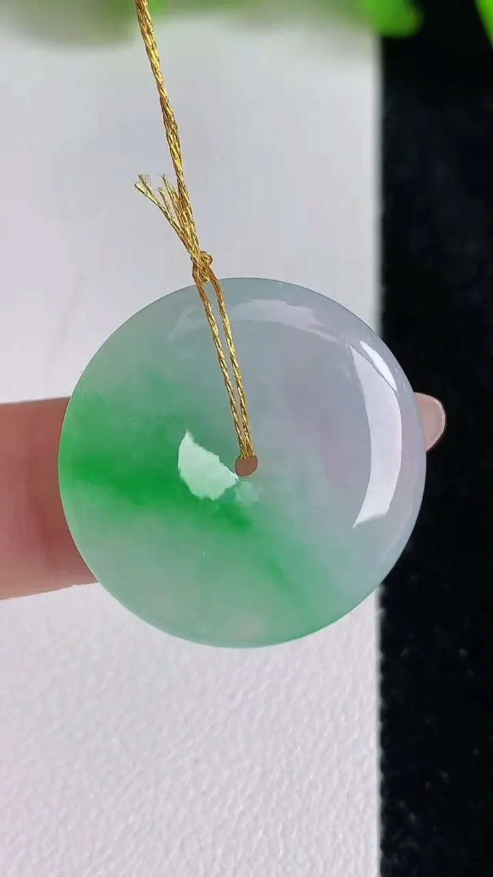 天然A货翡翠平安扣吊坠，尺寸24-3.6，重量:4.75g
6月24日