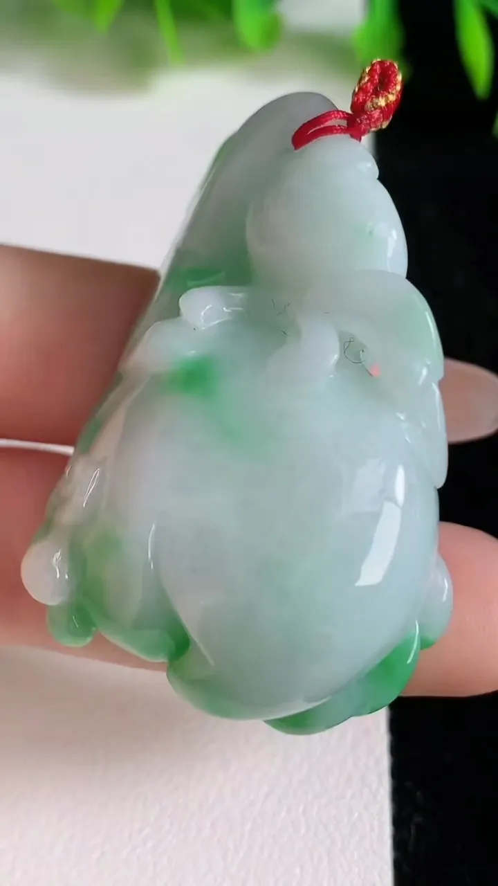 天然A货翡翠生肖猴吊坠，尺寸46.5-33-17，重量:37.00g
6月24日