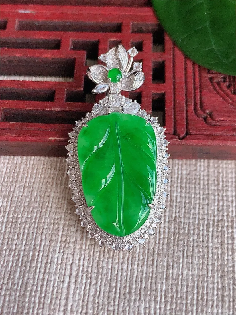 天然A货翡翠18K金伴阳绿叶子金枝玉叶吊坠 尺寸36.7×18×7.8裸石21×13m量5.60g 