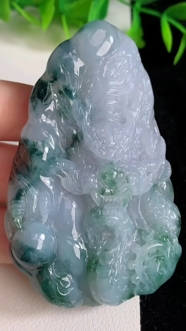 天然A货翡翠飘花龙牌吊坠，尺寸72.7-45.2-11.2，重量:62.08g
6月24日