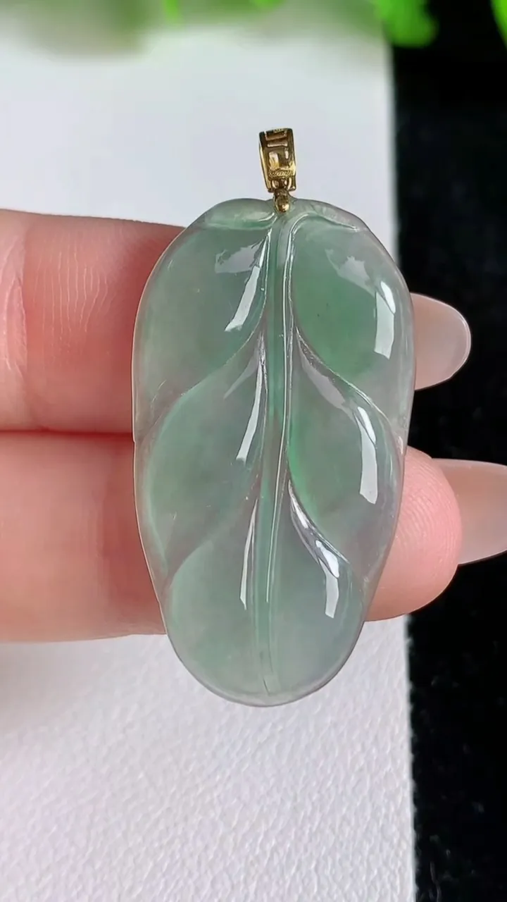 天然A货翡翠金枝玉叶 叶子吊坠，尺寸33.6-18.3-2.8，重量:3.69g
6月24日
