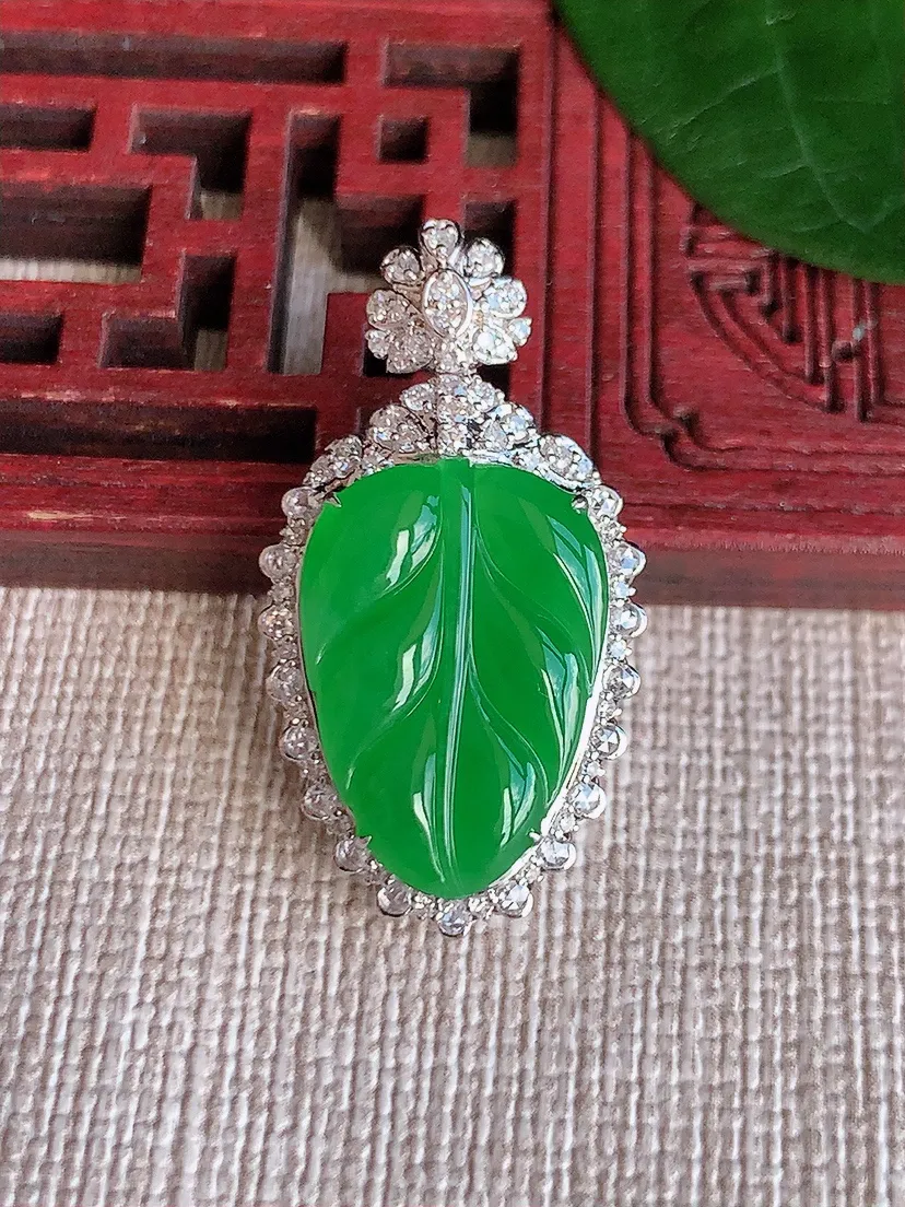 天然A货翡翠18K金伴阳绿叶子金枝玉叶吊坠尺寸30.3×16×9裸石17.7×12.3m量4.30g 0622