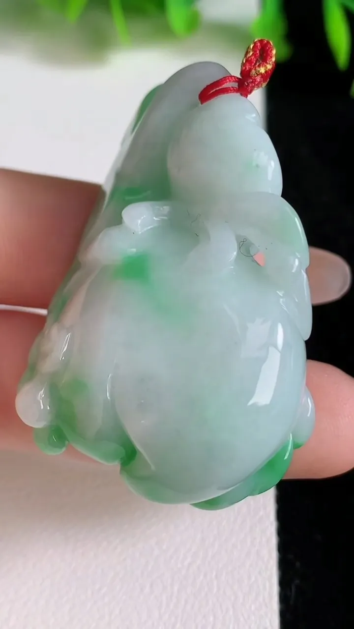 天然A货翡翠生肖猴吊坠，尺寸46.5-33-17，重量:37.00g
6月24日