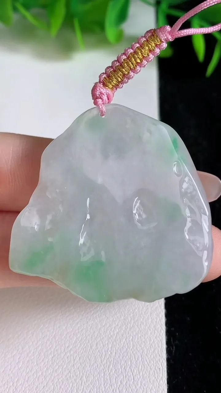 天然A货翡翠随形吊坠，尺寸39-41-6，重量:16.92g
6月24日