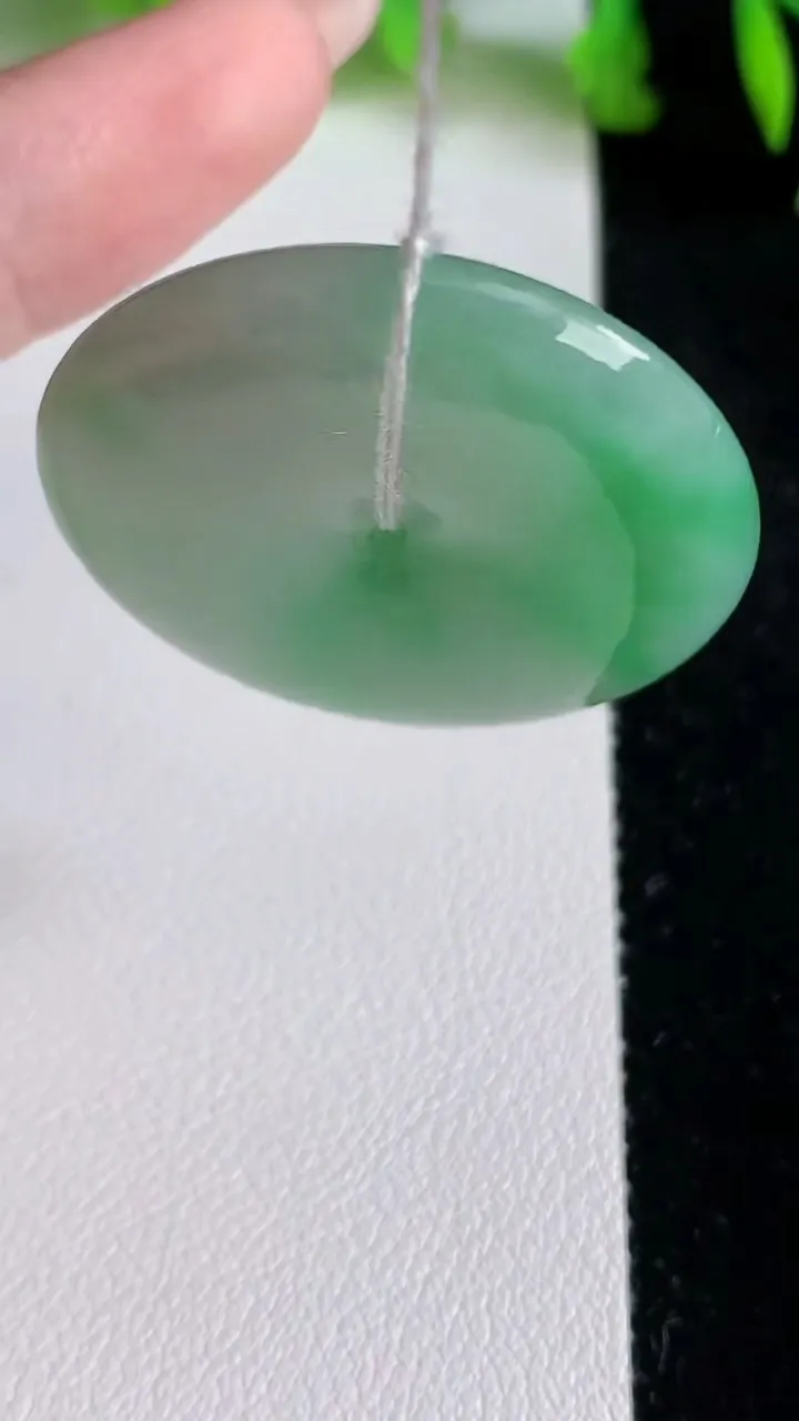 天然A货翡翠平安扣吊坠，尺寸34.3-6，重量:15.52g
6月24日