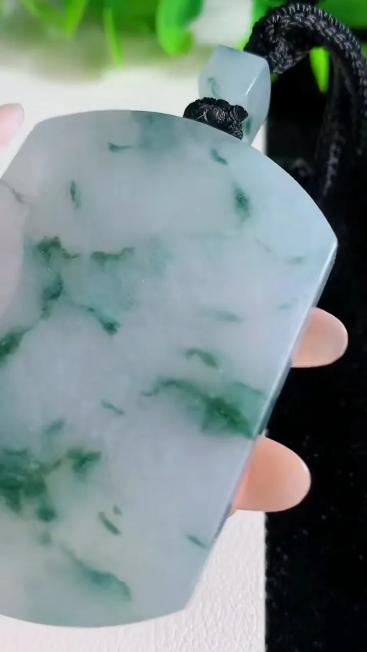天然A货翡翠飘花无事牌吊坠，尺寸53.4-38.6-5.7，重量:40.00g
6月24日