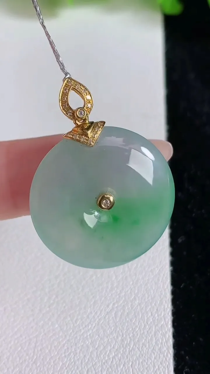 天然A货翡翠平安扣吊坠，尺寸24-5.3，重量:6.55g
6月24日