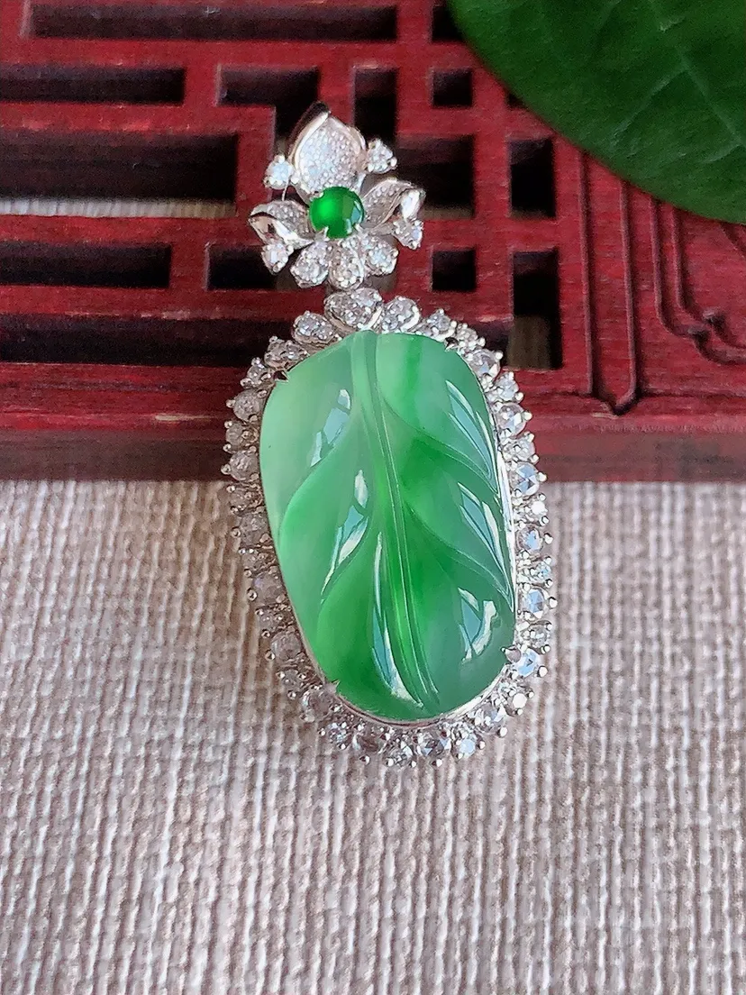 天然A货翡翠18K金伴飘绿叶子金枝玉叶吊坠尺寸33.3×15.4×8.5裸石18.3×11m量4.72g 0622