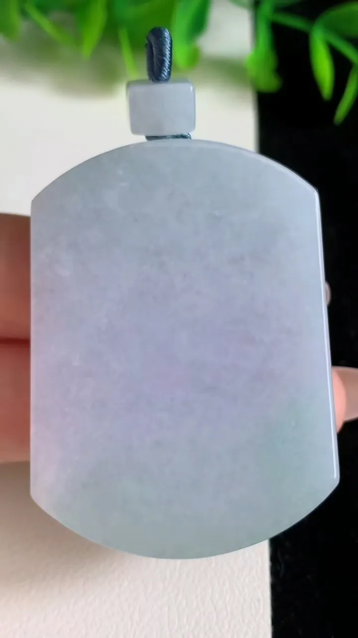 天然A货翡翠春带彩紫罗兰无事牌吊坠，尺寸51.2-37.8-6，重量:35.21g
6月24日