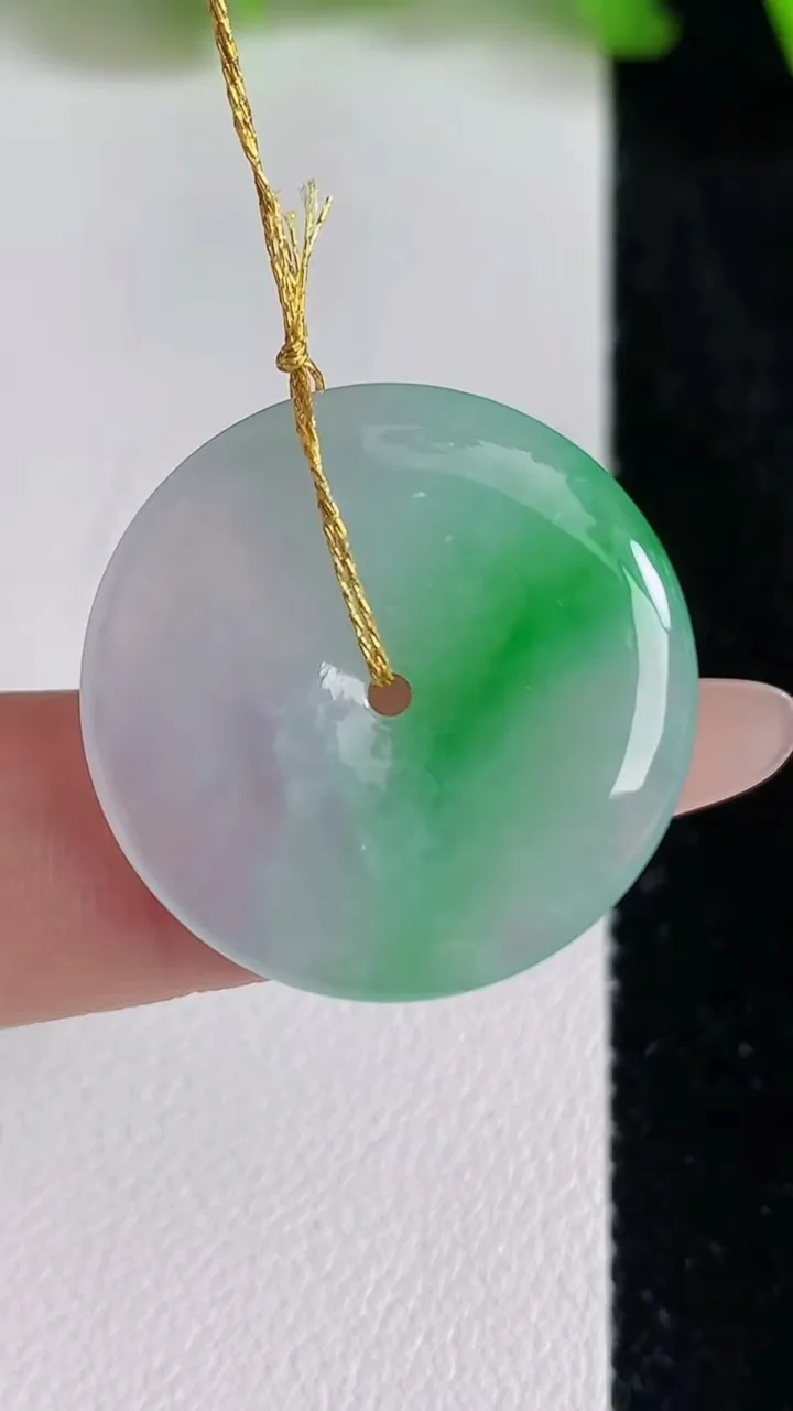 天然A货翡翠平安扣吊坠，尺寸24-3.6，重量:4.75g
6月24日