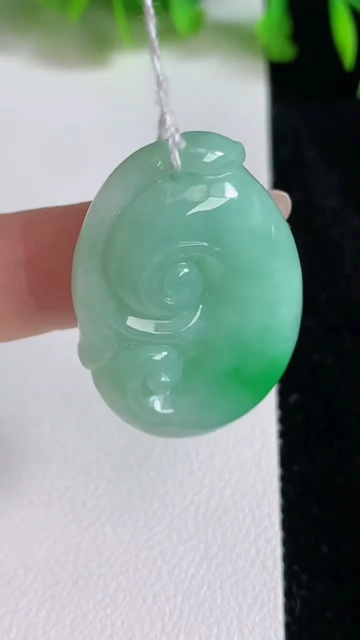 天然A货翡翠如意吊坠，尺寸35.7-23.3-6.7，重量:12.00g
6月24日