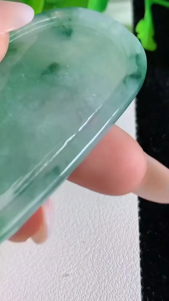天然A货翡翠观音菩萨吊坠，尺寸63-34.5-5，重:28.00g
6月24日