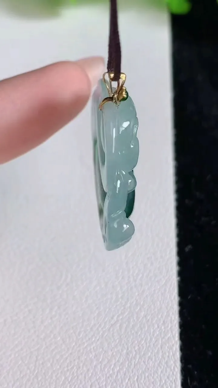 天然A货翡翠种飘花佛公吊坠，尺寸25.5-29.3-6，重量:6.64g
6月24日